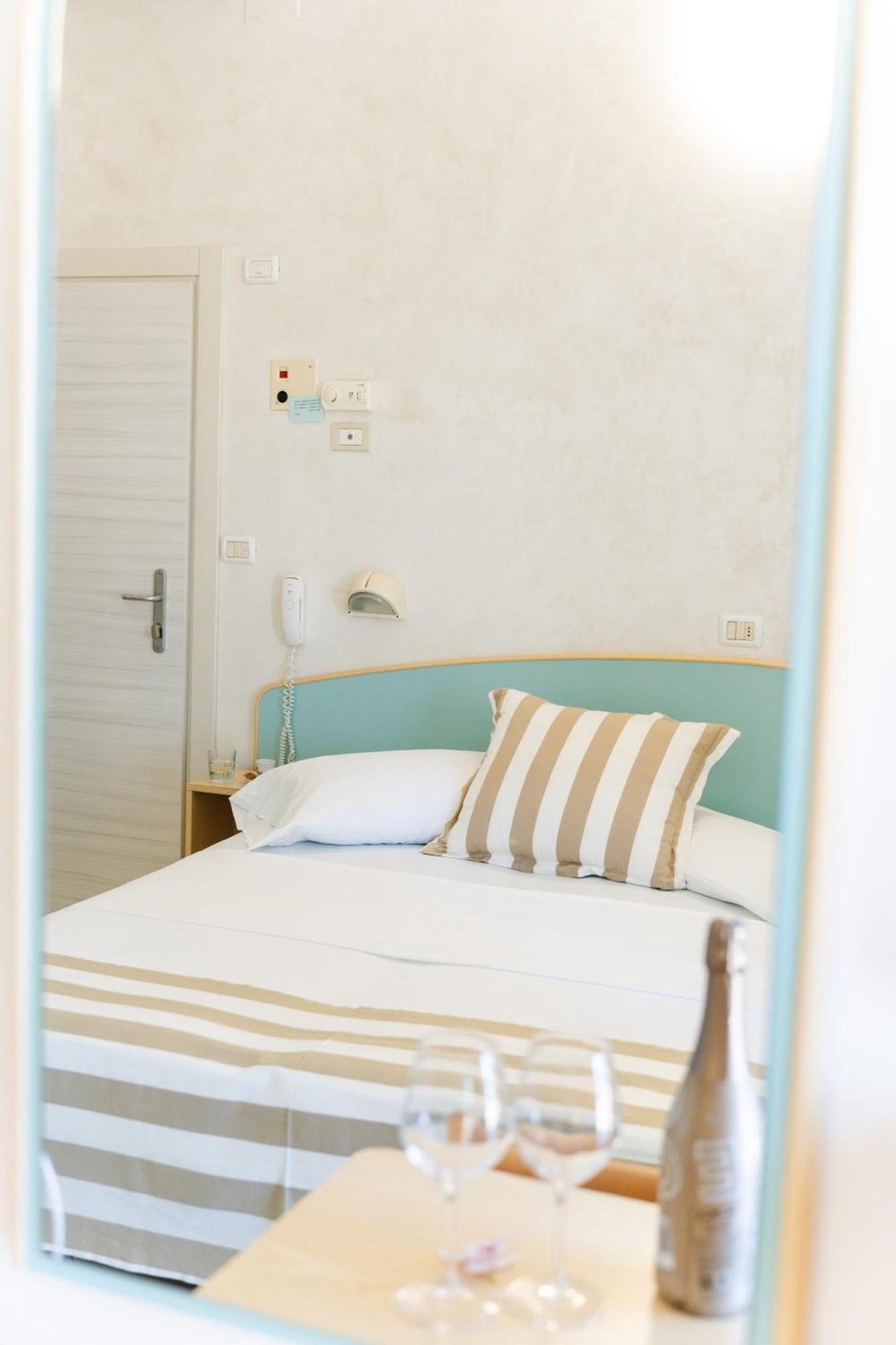 Strand Hotel Gabicce Mare Esterno foto